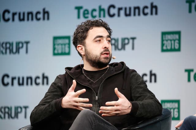 <p>Współzałożyciel Google DeepMind, Mustafa Suleyman, bierze udział w sesji pytań i odpowiedzi podczas pierwszego dnia konferencji TechCrunch Disrupt London w Copper Box 5 grudnia 2016 r. w Londynie</p>